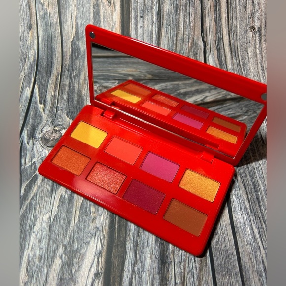 Caliente Artist Couture eye palette NWOT - Picture 2 of 3